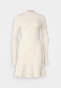 Abito lungo in maglia a maniche lunghe di colore avorio con scollatura alta e orlo svasato, caratterizzato da una texture liscia e un corpetto aderente.