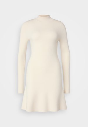 Πλεκτό φόρεμα με μακρύ μανίκι σε εκρού απόχρωση, με ψηλή λαιμόκοψη και φαρδύ γύρισμα, που παρουσιάζει λεία υφή και εφαρμοστό κορμό.