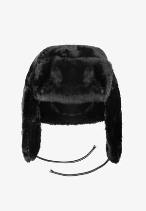 Czarna, futrzana czapka myśliwska z bocznymi nausznikami, pluszową fakturą i paskami na podbródek. Charakteryzuje się zaokrąglonym wierzchołkiem oraz grubą, miękką wyściółką zapewniającą ciepło.