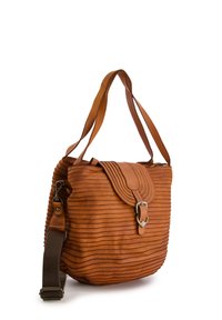 Sac en cuir marron avec une texture striée, doté d'une fermeture à rabat et d'une boucle métallique. Comprend une bandoulière amovible.