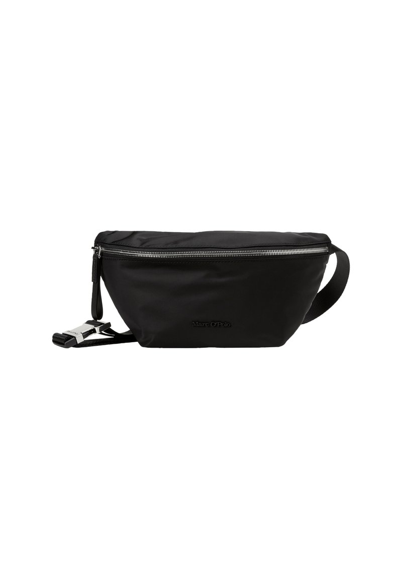 Zwarte nylon schoudertas met een gladde textuur, rits aan de bovenkant, verstelbare schouderriem en een verwarmde logo op de zijkant. Compact en gestroomlijnd ontwerp.