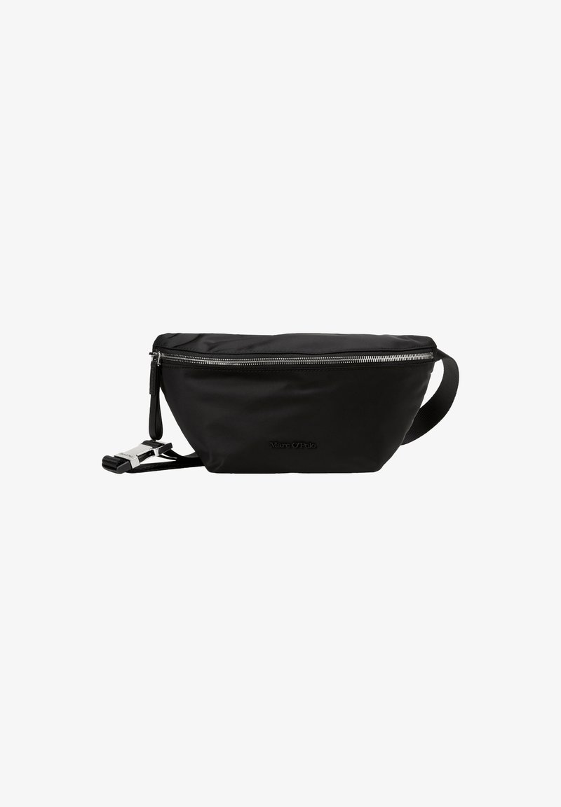 Borsa a tracolla in nylon nero con una texture liscia, apertura superiore con zip, tracolla regolabile e logo in rilievo sul lato. Design compatto e snello.