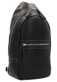 Sac à dos en cuir noir avec une forme arrondie, deux fermetures éclair, une poche avant et des coutures contrastées. Texture lisse avec des accents matériels minimaux.