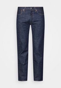 Mörkblå denimjeans med raka ben, femficksdesign och synliga sömmar, knäppning i midjan, visade mot vit bakgrund.