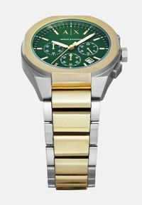Reloj con esfera verde y bisel de acero inoxidable tono dorado, pulsera de eslabones en plata y oro, funciones de cronógrafo y pantalla de fecha.