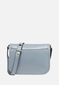 Bolso cruzado de cuero azul claro con forma rectangular, correa ajustable, acentos de metal dorado y textura suave.