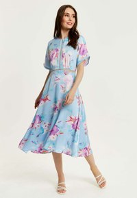 Liquorish MIDI FLORAL PRINT WITH DETAIL - Day dress - blue