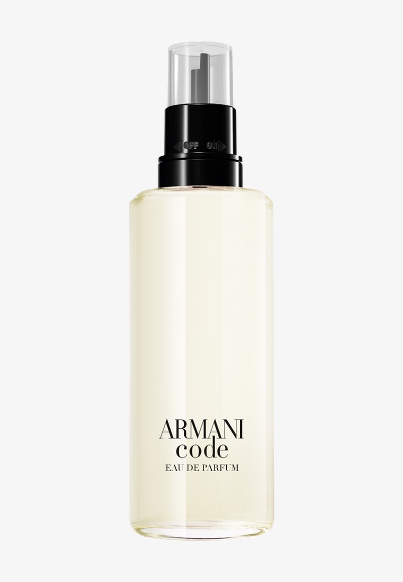 Klar glassprayflaske med blekgul væske merket "Armani Code Eau De Parfum," med svart spraytopp og gjennomsiktig hette.
