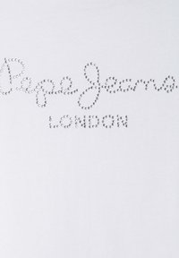 Weißes T-Shirt mit "Pepe Jeans LONDON" in silbernen Strasssteinen, mit glatter Textur und rundem Ausschnitt.