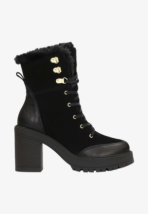 Bottine à talons hauts noire avec doublure en fourrure, œillets dorés, devant à lacets, panneau arrière texturé et semelle crantée épaisse.