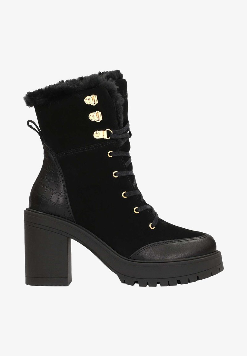Bottine à talons hauts noire avec doublure en fourrure, œillets dorés, devant à lacets, panneau arrière texturé et semelle crantée épaisse.