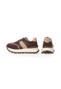 Braune Wildledersneaker mit beigen Lederakzenten, ausgestattet mit einer dicken strukturierten Sohle und einem schlanken Design. Enthält kontrastierende Streifen.