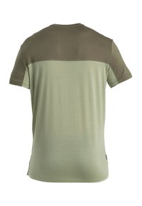 T-shirt a maniche corte con un corpo verde chiaro e un pannello superiore verde scuro. Texture morbida con una vestibilità rilassata e dettagli di cucitura minimi.