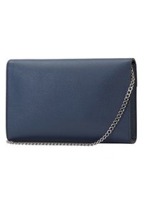 Mörkblå läderclutch med texturerad yta och silverfärgad kedjesnor. Rektangulär form med lockstängning. Inga synliga detaljer eller accenter.