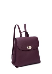 Zaino in pelle viola con un design strutturato, chiusura a pattina e hardware dorato. Dotato di spallacci regolabili e una superficie texturizzata.