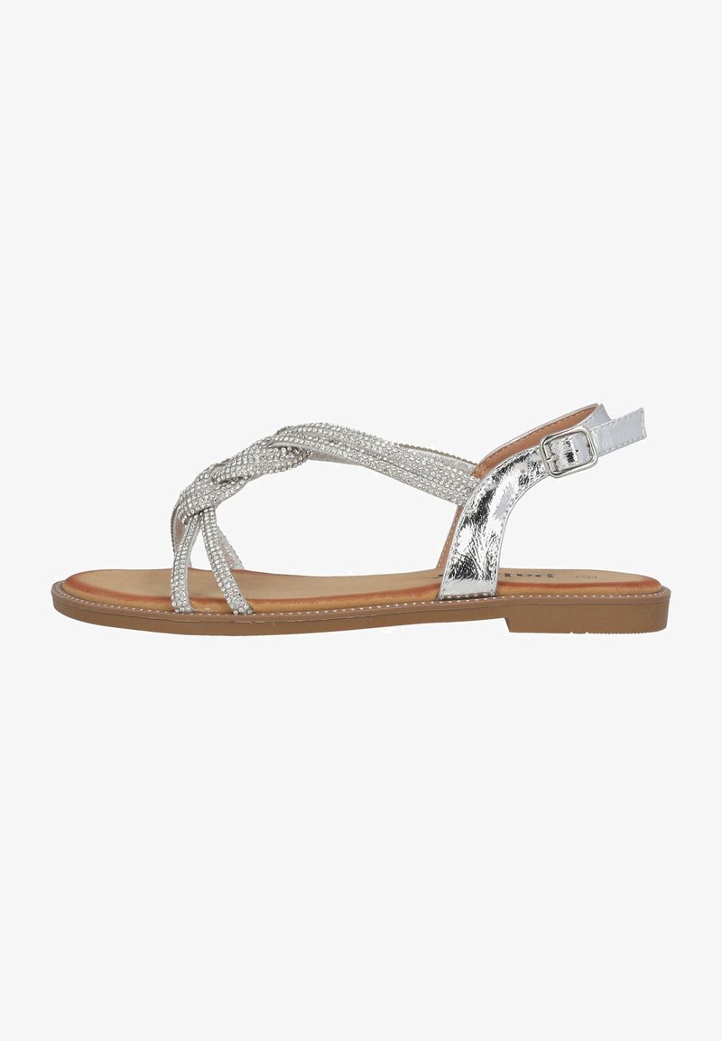 Sandale argentée à brides avec design tressé, accents métalliques et bride de cheville ajustable. Dispose d'une semelle plate couleur fauve et d'un design minimaliste.