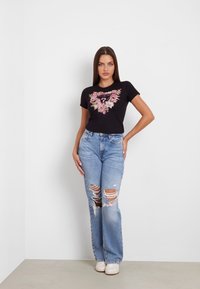 Guess STRETCH LOGO FIORI - Marškinėliai su spaudiniu - nero
