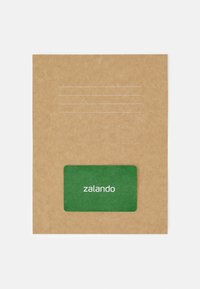 Busta in carta kraft con un biglietto regalo verde che presenta la scritta "zalando" in bianco, un rettangolo contornato e tre linee orizzontali stampate in rilievo nella parte superiore.