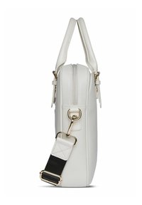 Weiße synthetische Handtasche mit strukturierter rechteckiger Form, Ausstattung mit einem Reißverschluss, zwei Griffen und einem abnehmbaren schwarzen Tragegurt mit goldenen Akzenten.