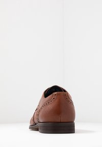 Pier One Elegantní šněrovací boty - cognac