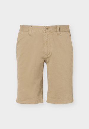 Beige katoenen korte broek tot op de knie met knoop- en ritssluiting, riemlussen en zijzakken op een witte achtergrond.