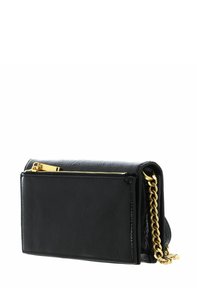 Musta nahkainen olkalaukku, jossa on teksturoitu pinta, kullanväriset metalliosat, ylävetoketjusuljenta ja kullanvärinen ketjuhihna.