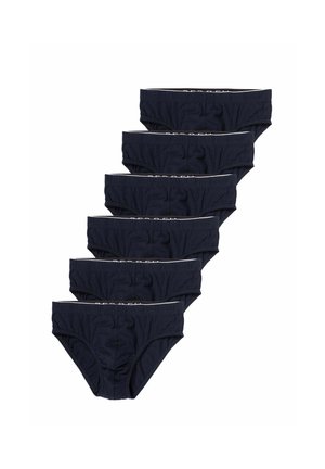 Sei slip neri da uomo impilati diagonalmente su sfondo bianco, che mostrano elastici in vita con branding parziale.