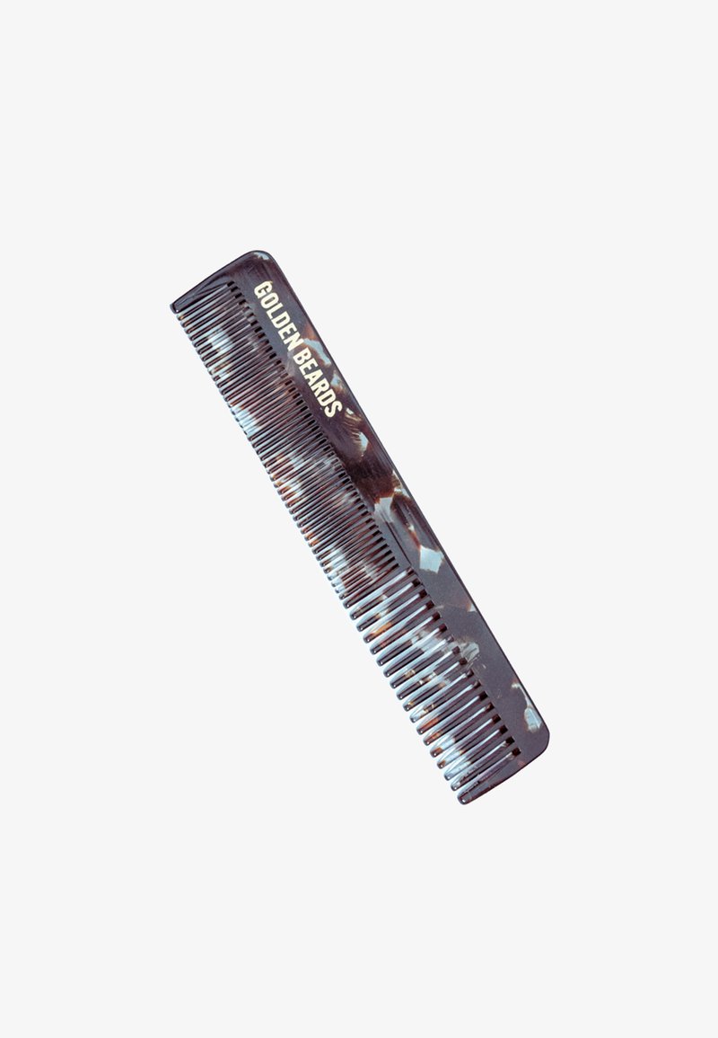 Plastkam med en marmorliknande mörkbrun design, med både breda och smala tänder samt präglingen "GOLDEN BEARDS" på ena sidan.