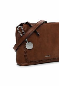 Borsa a spalla in pelle marrone con texture intrecciata, tracolla in catena argentata e un'etichetta metallica tonda con il nome del marchio. Chiusura con zip sulla parte superiore.