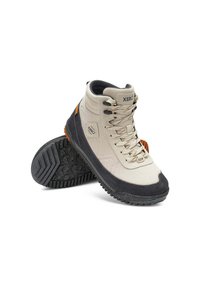 Zapatos de senderismo de caña alta Xero en color beige y negro con cordones, suelas de goma texturizada y parches de la marca en la lengüeta y el lado.