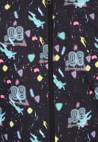 Sort stof med neonlys geometriske former, sprøjt og "S 08" tekst gentaget omkring en centreret sort lynlås.