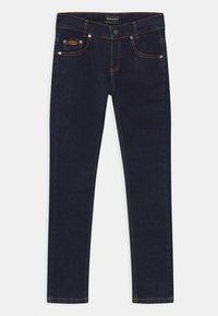 Jeans de mezclilla azul oscuro con forma ajustada, que presentan un pequeño bolsillo frontal, costuras amarillas y herrajes de botón metálico.