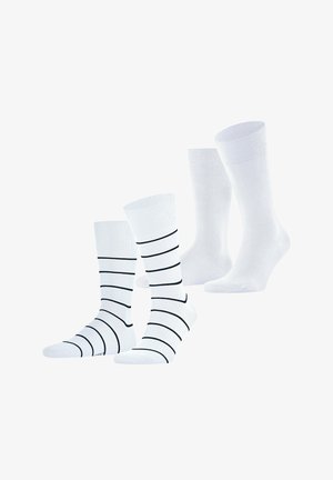 Zwei Paare weiße Sportsocken, eines schlicht und eines mit dünnen schwarzen horizontalen Streifen, aufrecht auf weißem Hintergrund präsentiert.