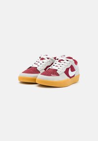 Nike SB FORCE 58 UNISEX - Tenisice - team red/white/summit white/light brown