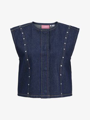 Bezrekawnik z ciemnoniebieskiego denimu z okrągłym dekoltem, ukrytymi guzikami z przodu, pionowymi szwami oraz małymi srebrnymi ćwiekami wzdłuż bocznych paneli.