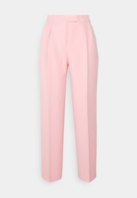 Pantalons taillés rose clair avec taille haute, plis et jambes droites. Fabriqués en tissu lisse, dotés de passants de ceinture et de fermeture dissimulée.