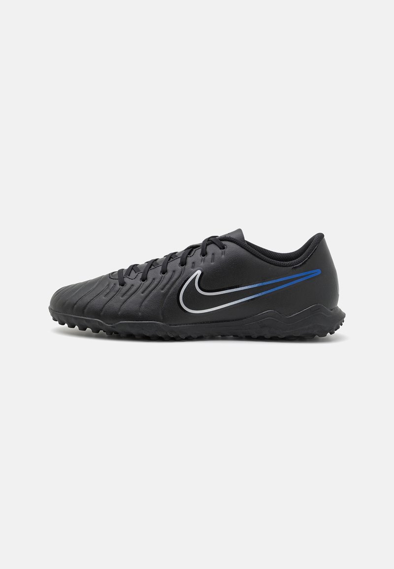 Sorte Nike fodboldsko med en tekstureret overdel, sølv- og blå detaljer samt en gummi sål med et robust slidbane.