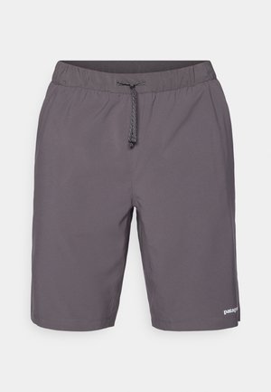 Grå svømshorts med elastisk talje, snøre-lukning og et lille logo på det nedre ben. Lavet af letvægtsstof.