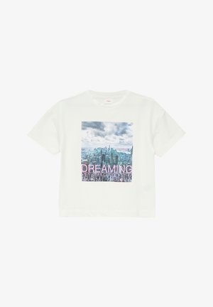 T-shirt en coton blanc avec un imprimé graphique d'une skyline urbaine et le texte "DREAMING NEW YORK" en lettres roses et noires.