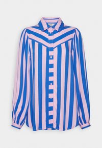 Chemise à manches longues avec des rayures verticales alternées bleues et roses, en tissu texturé, col pointu et fermeture par bouton.