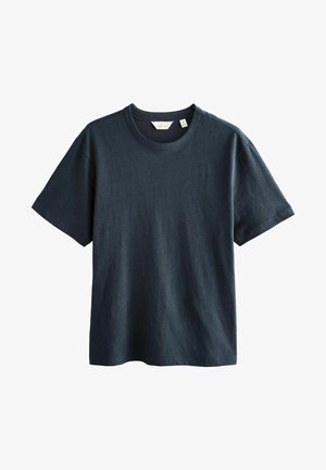 Donker marineblauwe katoenen t-shirt met korte mouwen en een ronde hals. Heeft een eenvoudige uitstraling en een zachte textuur. Label bevestigd aan de hals.