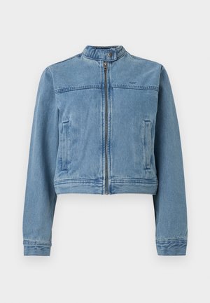 Svetlo modra denim jakna z ovratnikom, sprednjim zadrgo, stranskimi žepi in dolgimi rokavi.