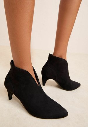 REGULAR FIT - FORMAL HEEL FIT - Poolsaapad - black faux suede
