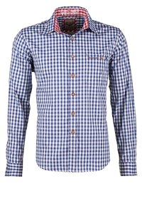 Chemise à manches longues à carreaux bleus et blancs avec col intérieur à carreaux rouges et blancs, boutons en bois et poche poitrine sur fond blanc.