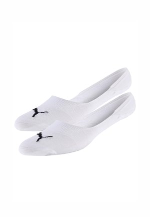 Par de calcetines blancos tipo no-show de corte bajo con logo negro de Puma en la zona de los dedos, mostrados lado a lado sobre un fondo blanco.