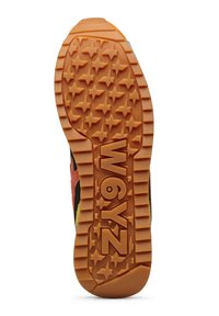 Suola delle sneaker in gomma con motivo a stella testurizzato; presenta il marchio "W6YZ" in rilievo. Colore: arancione con accenti neri, rossi e gialli.