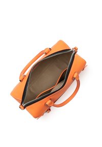 Borsa a tracolla in pelle arancione con doppi manici, chiusura a zip e tasca interna. Esterno liscio con cuciture a contrasto e hardware in argento.
