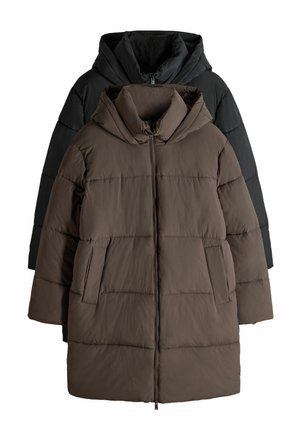 Deux vestes à capuche en doudoune de couleur marron foncé et noire. La veste marron présente une fermeture éclair et deux poches latérales, avec une texture matelassée.
