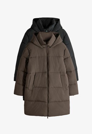 Due giacche a vento con cappuccio in marrone scuro e nero. La giacca marrone presenta una zip e due tasche laterali, con una texture trapuntata.