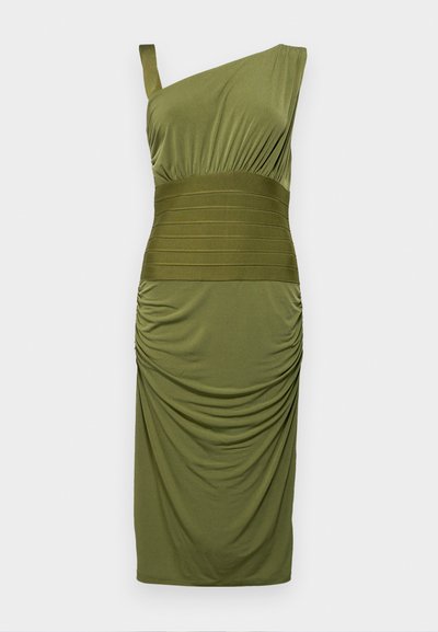 Robe olive à une épaule en tissu jersey. Présente une texture froncée et une ceinture de taille en stripe horizontal contrastant. Fini lisse.